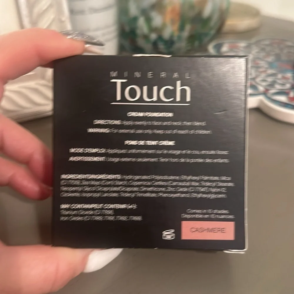 Younique foundation. - Picture 2 of 6